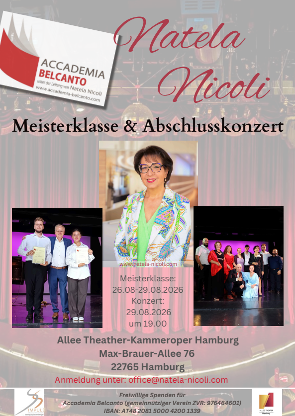 Eine lächelnde Frau mit kurzer Frisur und Brille trägt einen farbenfrohen Blazer vor einem roten Hintergrund